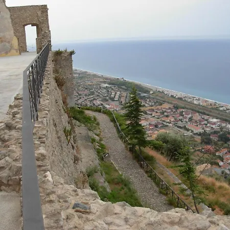 בית הארחה Al Castello פיומפרדו ברוציו