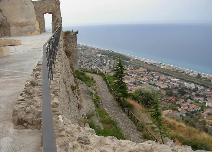 בית הארחה Al Castello פיומפרדו ברוציו