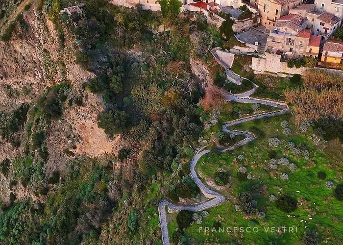 Al Castello בית הארחה פיומפרדו ברוציו